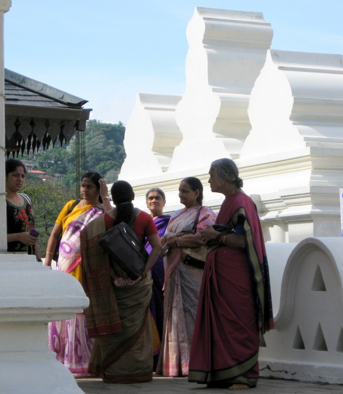 Buddhista asszonyok a telihold ünnepen A Fog Templomban
