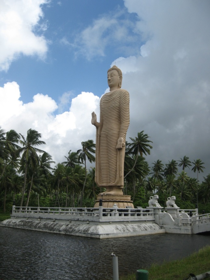 A Japán kormánytól kapott Buddha szobor/Tsunami emlékmű hivatott megóvni a szigetet a hasonló katasztrófáktól. (Hatalmas szobor, ez a képen is látszik a pálmafákhoz képest)